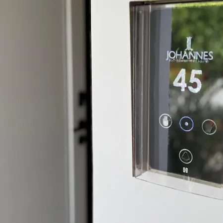 Johannes Boutique & *